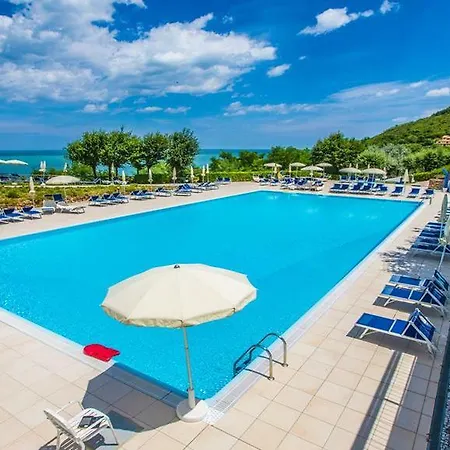 Capo Est Hotel 4*